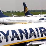 Su "Ryanair" skridę keliautojai piktinasi papildomu mokesčiu Rygoje